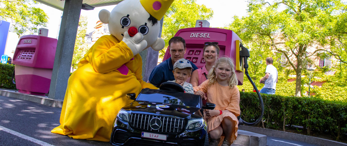 Tien kindjes met motorische beperking ontvangen elektrische Mercedes op maat en mogen het meteen uittesten in Verkeerspark van Plopsaland De Panne