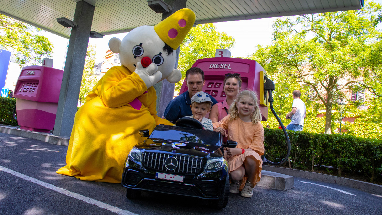 Tien kindjes met motorische beperking ontvangen elektrische Mercedes op maat en mogen het meteen uittesten in Verkeerspark van Plopsaland De Panne