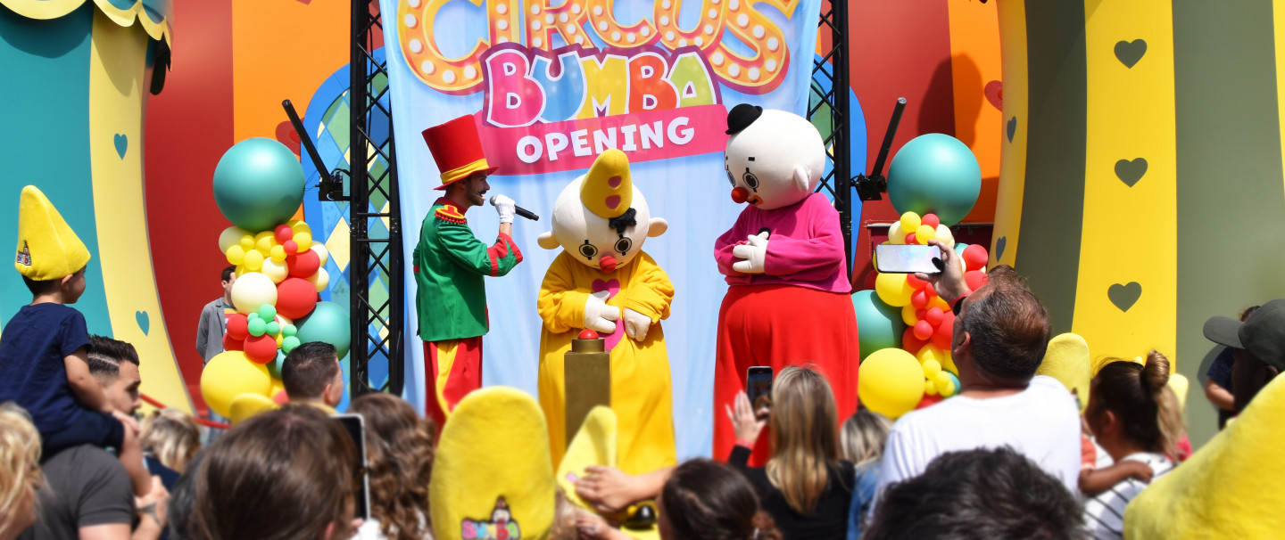 VIDEO: HONDERDEN KINDJES OPENEN DE GLOEDNIEUWE INDOORZONE CIRCUS BUMBA NA SPECTACULAIRE BUMBA KIDS PARADE