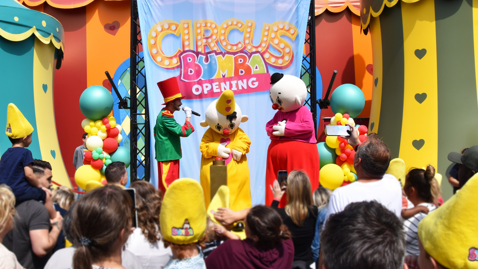 VIDÉO : DES CENTAINES D'ENFANTS OUVRENT LA TOUTE NOUVELLE ZONE INTÉRIEURE DU CIRCUS BUMBA APRÈS LA BUMBA KIDS PARADE