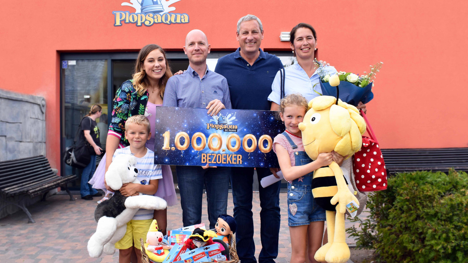 VIDEO: Gert Verhulst verrast 1 miljoenste bezoeker in Plopsaqua De Panne