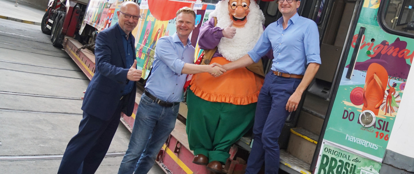 Vlaams minister Ben Weyts zwaait Plopsa-tram uit