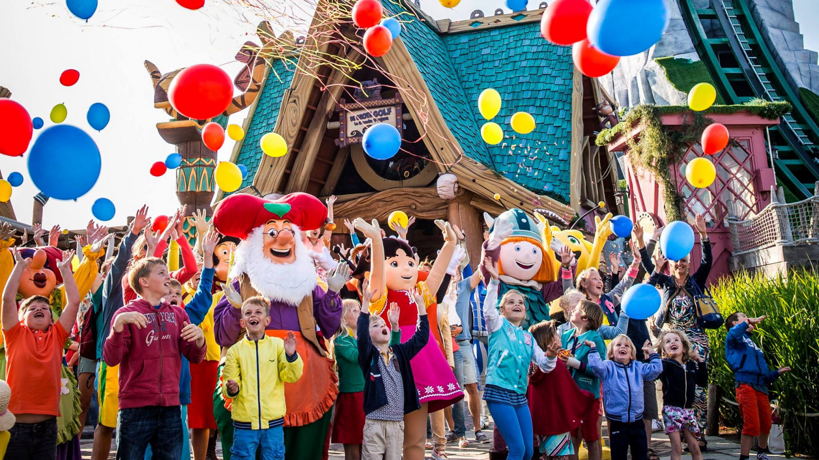 VIDEO: Plopsaland De Panne verrast juf Monica tijdens laatste bezoek voor pensioen